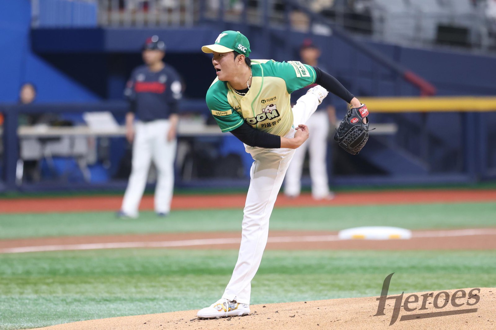 키움 안우진이 12일 고척 스카이돔에서 열린 ‘2026 신한 SOL KBO리그’ 롯데전에 선발등판해 힘차게 공을 던지고 있다. 안우진은 이날 직구 최고 구속이 시속 160㎞가 나왔다. 1이닝 1안타 1볼넷 1삼진 무실점 투구로 복귀전을 마쳤다. 사진제공｜키움 히어로즈