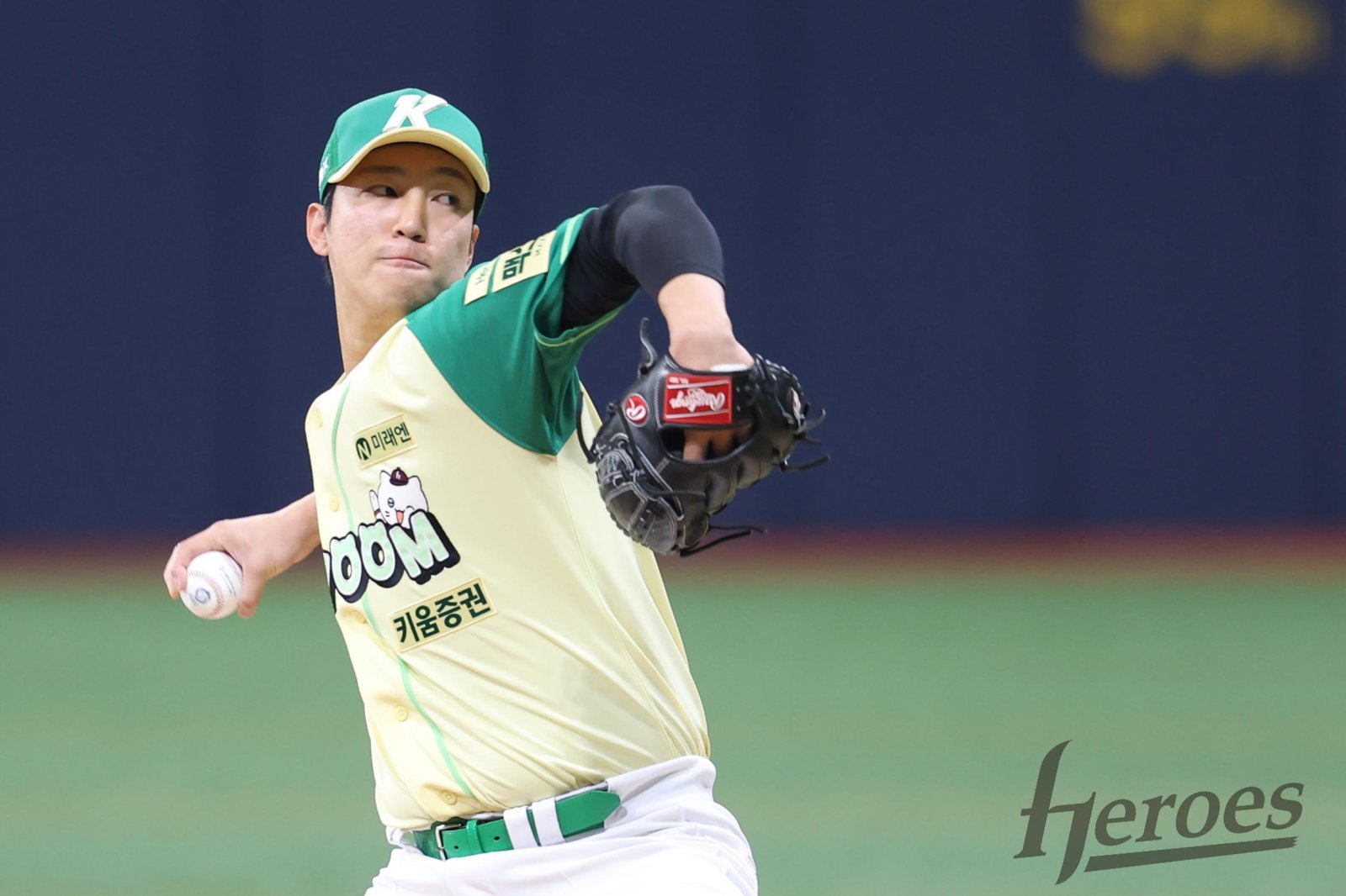 키움 안우진이 12일 고척 스카이돔에서 열린 ‘2026 신한 SOL KBO리그’ 롯데전에 선발등판해 힘차게 공을 던지고 있다. 안우진은 이날 직구 최고 구속이 시속 160㎞가 나왔다. 1이닝 1안타 1볼넷 1삼진 무실점 투구로 복귀전을 마쳤다. 사진제공｜키움 히어로즈