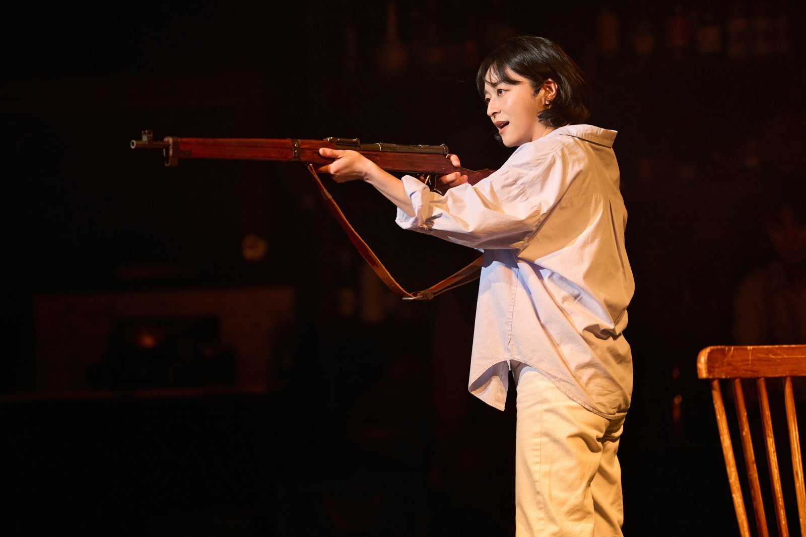 1945년 인천 부평 조병창에서 태어난 99식 소총 ‘빵야’를 든 한물간 방송작가 나나. 천연덕스러우면서도 우물처럼 깊은 속살 연기를 보여준 전성민에게 두 손바닥이 빨개지도록 박수를 보내지 않을 수 없었다. 사진제공 | 엠비제트컴퍼니