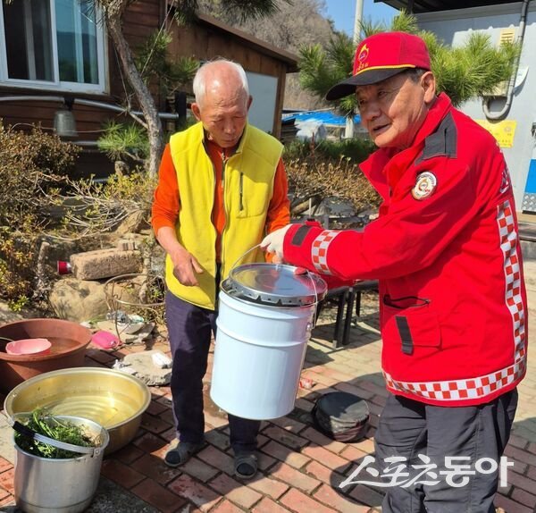 장성군이 화목 보일러 사용 가구에 재처리 용기를 보급했다고 밝혔다. 사진제공 I 장성군