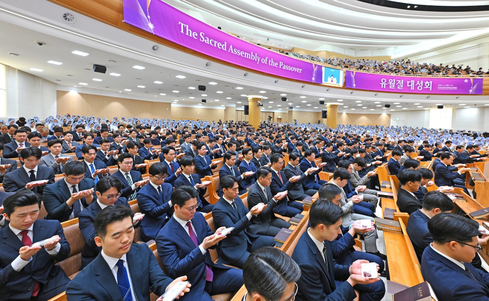 4월 1일 전 세계 하나님의 교회가 일제히 ‘유월절 대성회’를 거행했다. 경기 성남 ‘새예루살렘 판교성전’에서 신자들이 유월절 성찬예식에 참여하고 있다.