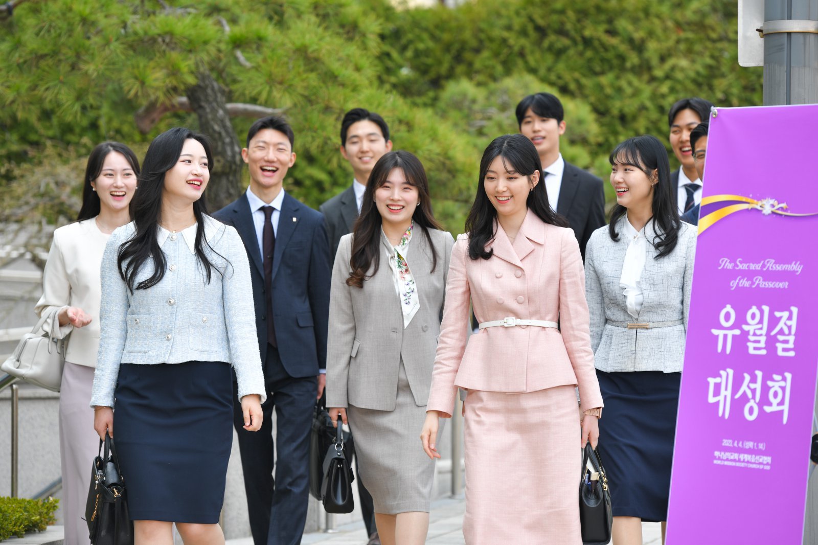 유월절에 참석하는 하나님의 교회 신자들이 밝은 표정으로 발걸음하고 있다.