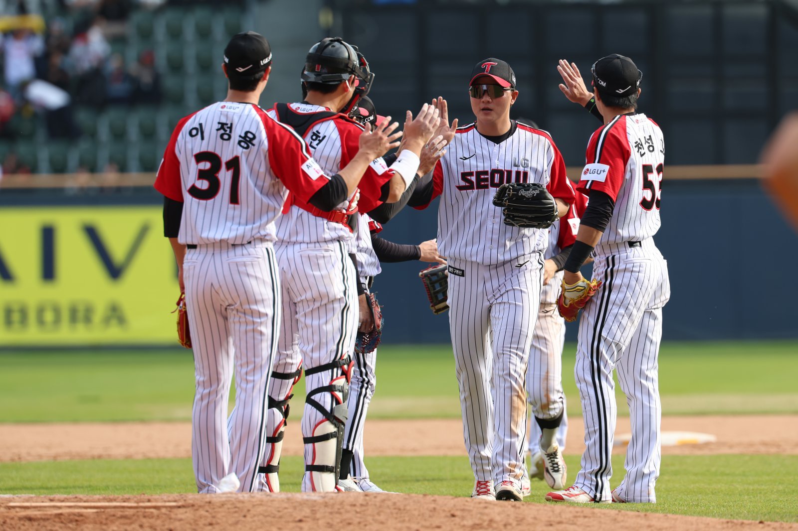 12일 잠실 SSG전 승리 후 하이파이브를 나누는 LG 선수단. 사진제공｜LG 트윈스