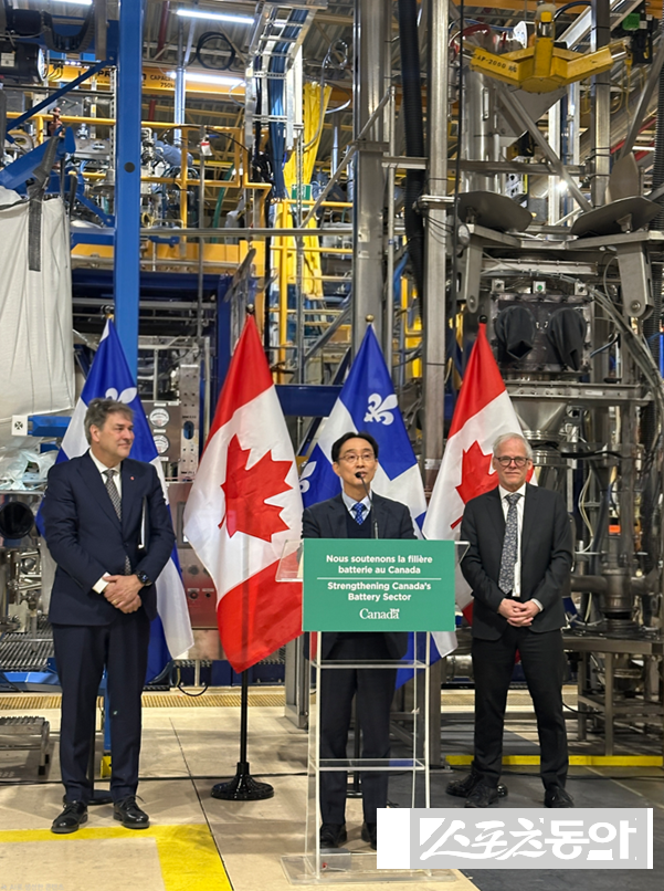 에코프로 캐나다법인장 오상영 상무(가운데)가 캐나다 에너지 천연자원부 끌로드 그웨 의원(왼쪽), 캐나다 공공안전부 쟈크 람세이 의원(오른쪽)과 함께 배터리 R&D 과제 인센티브 지원 공식 발표 행사에 참여하고 있는 모습. 사진제공ㅣ에코프로