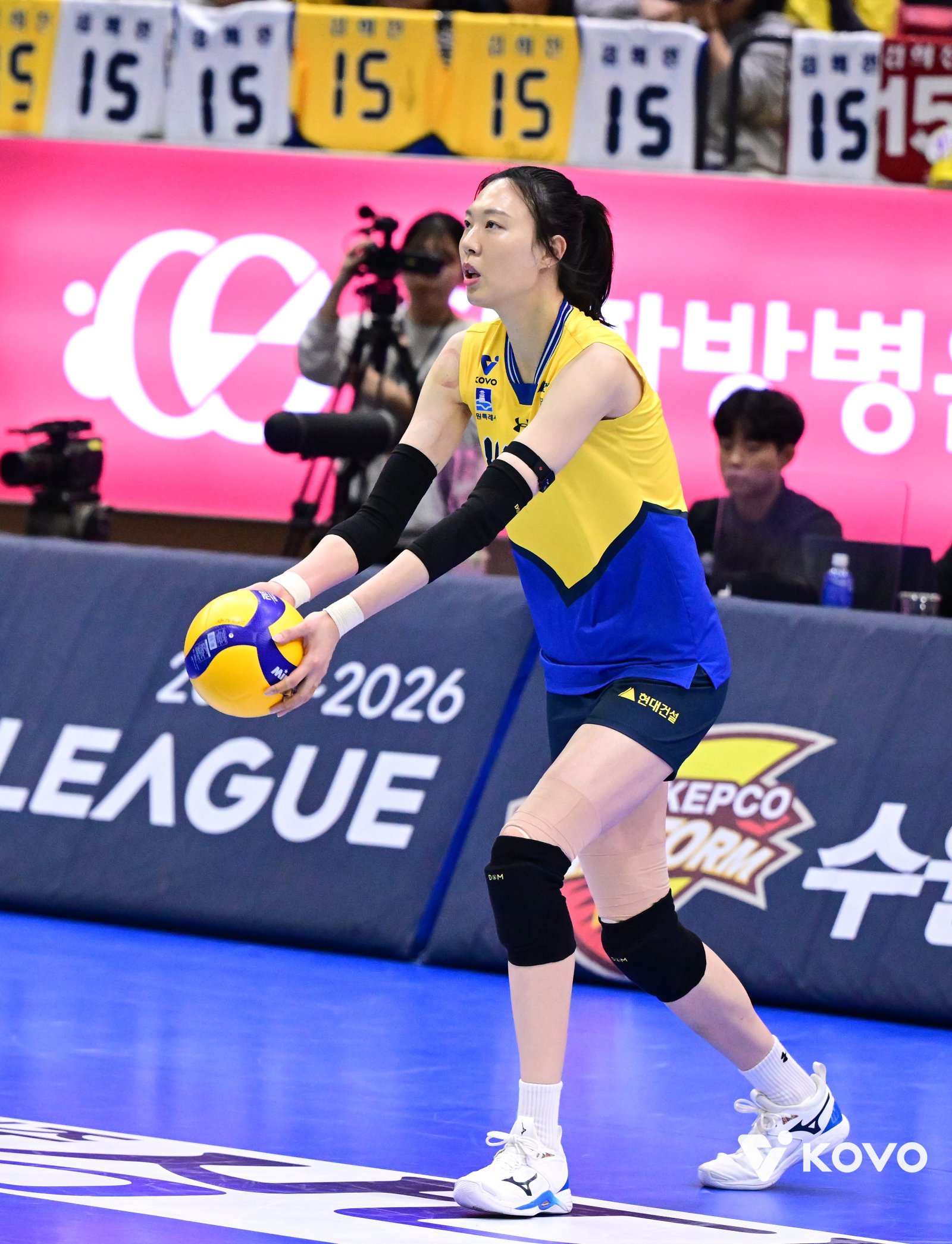 양효진이 13일 그랜드 워커힐 서울에서 열린 ‘진에어 2025-2026 V리그 시상식’에서 베스트 7 미들블로커 부문에 선정된 데 이어 신기록상도 수상했다. 사진제공｜KOVO