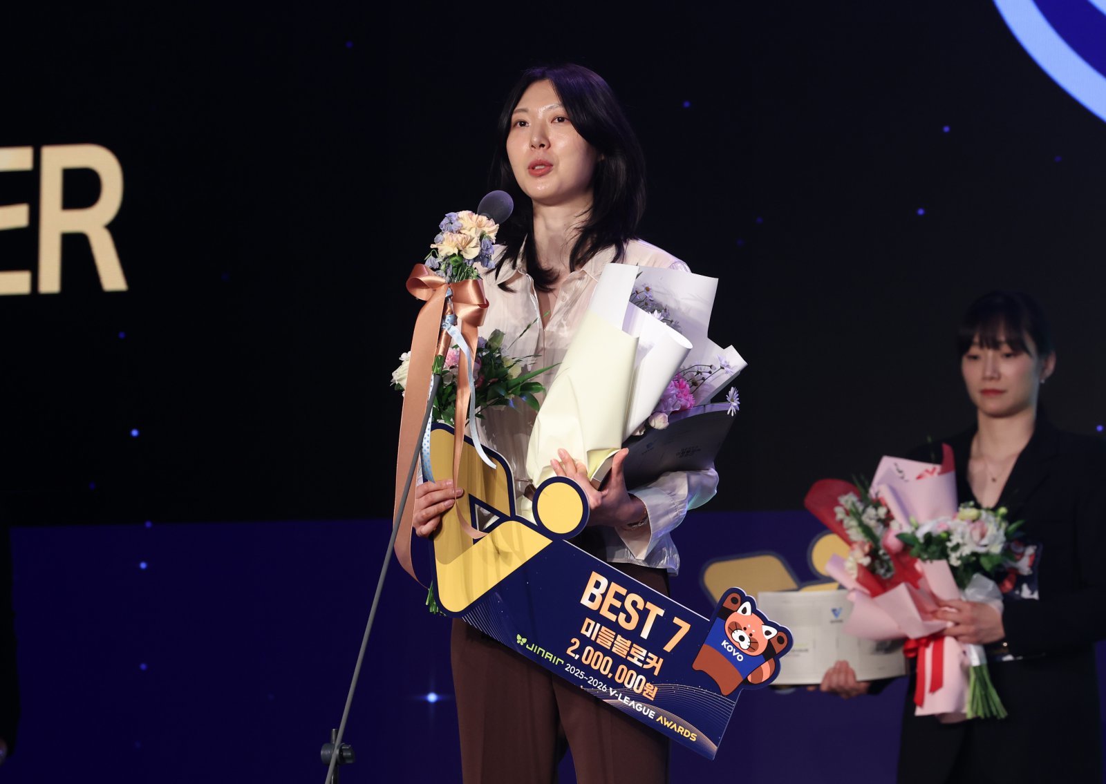 [SD 현장 라이브] “연경 언니 저 상 받았어요” 은퇴까지 화려했던 양효진의 마지막 시상식, 베스트 7 선정과 신기록상까지…레전드의 마지막은 화려했다