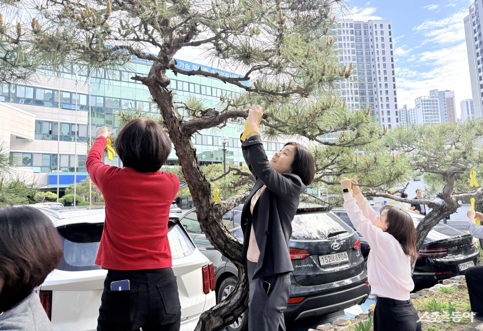 광주광역시동·서부교육지원청(이하 광주동·서부교육지원청)이 세월호 참사 12주기를 맞아 13일 각 청사에서 전 직원이 참여한 가운데 추모 행사를 실시했다. 사진제공 I 광주광역시교육청