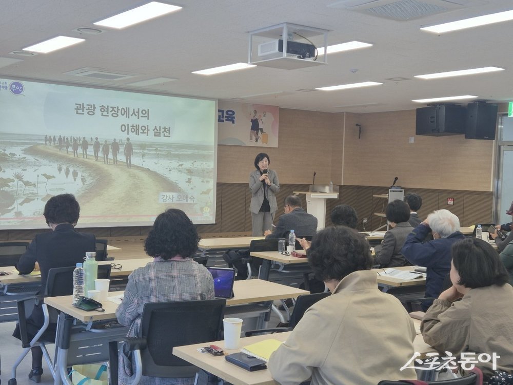 무안군은 지난 8일부터 9일까지 2일간 무안 복합문화센터에서 문화관광해설사 역량강화교육을 진행했다. 사진제공 I 무안군