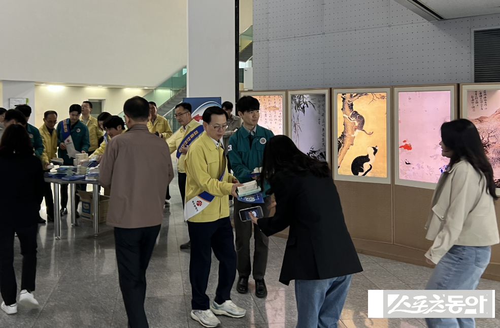 광주광역시는 13일 시청 1층 출입구에서 공직자를 대상으로 ‘2026년 집중안전점검 홍보 캠페인’을 진행했다. 사진제공 I 광주광역시