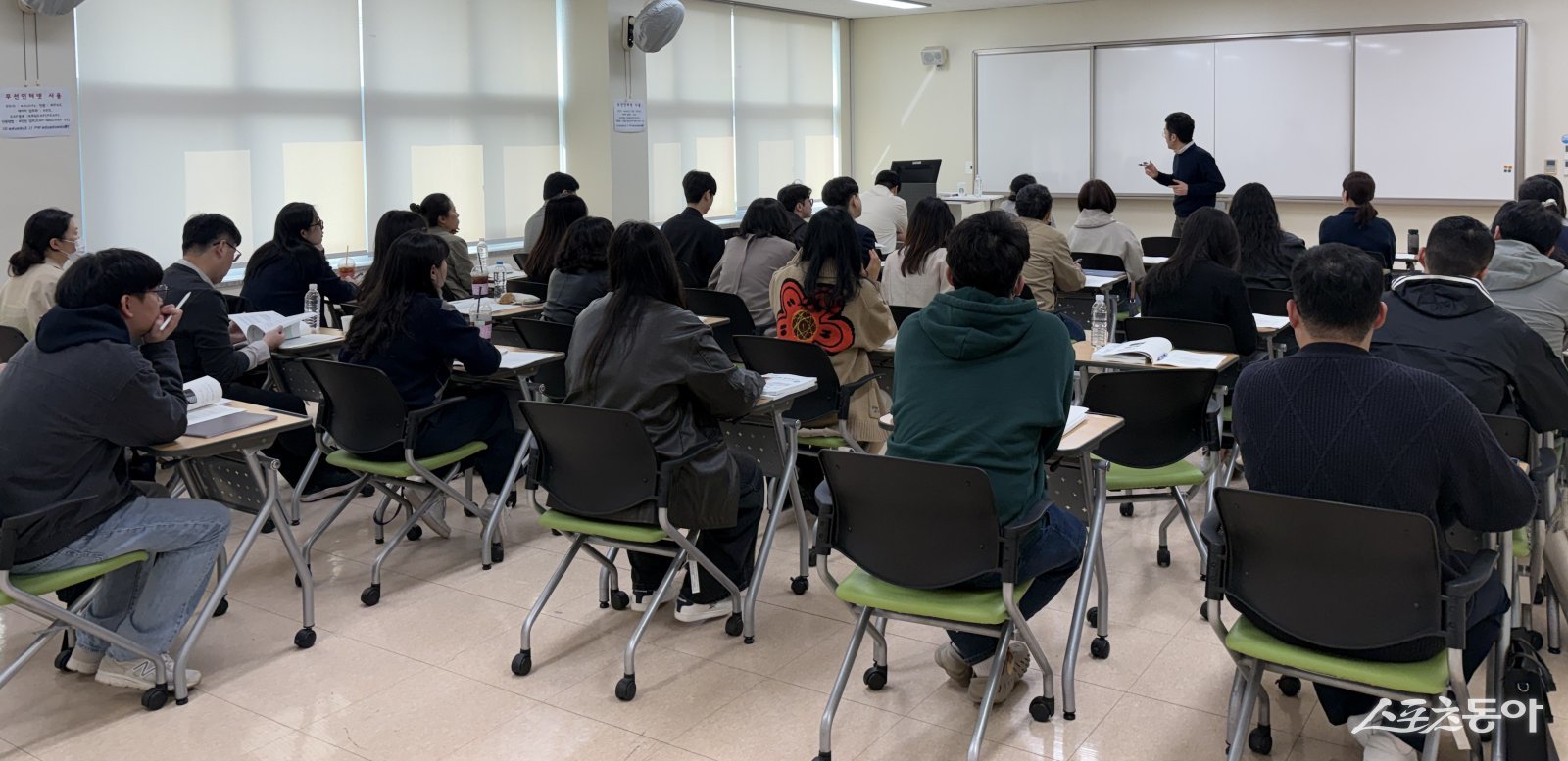 광주시교육청은 지난 11일 광주교육연수원에서 중·고등학교 교사 150여 명을 대상으로 ‘학생 참여형 수업을 위한 서·논술형 평가 역량 강화 직무연수’를 실시했다. 사진제공 I 광주광역시교육청