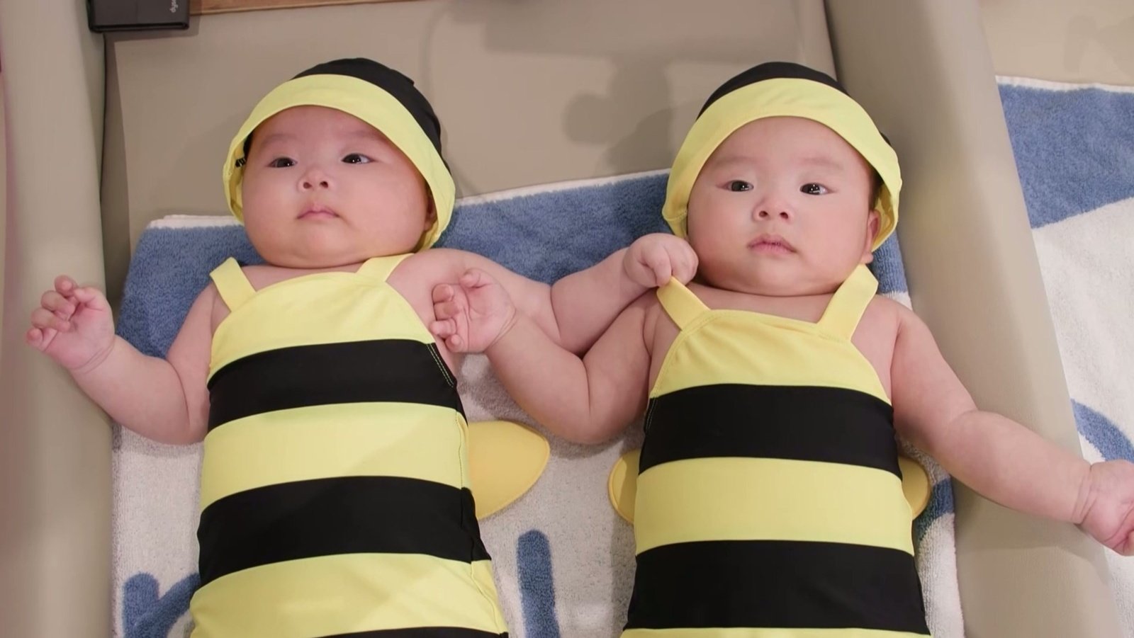 강단둥이남매, 꿀벌 수영복 입고 첫 수영 도전…김종민도 놀란 ‘복붙’ 비주얼 (슈돌)