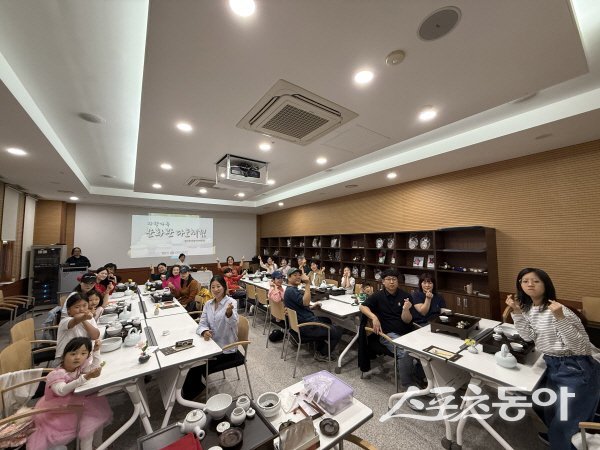 삼성현역사문화관이 ‘차(茶)향 가득 문화관 다도 체험’ 프로그램을 운영하고 있다. 사진제공 ㅣ 경산시