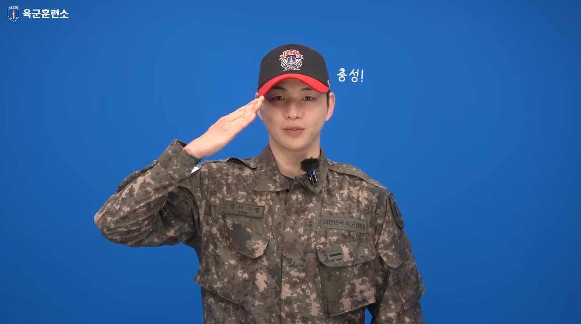 “충성!” 강다니엘, 분대장 됐다…군복 입고 깜짝 등장
