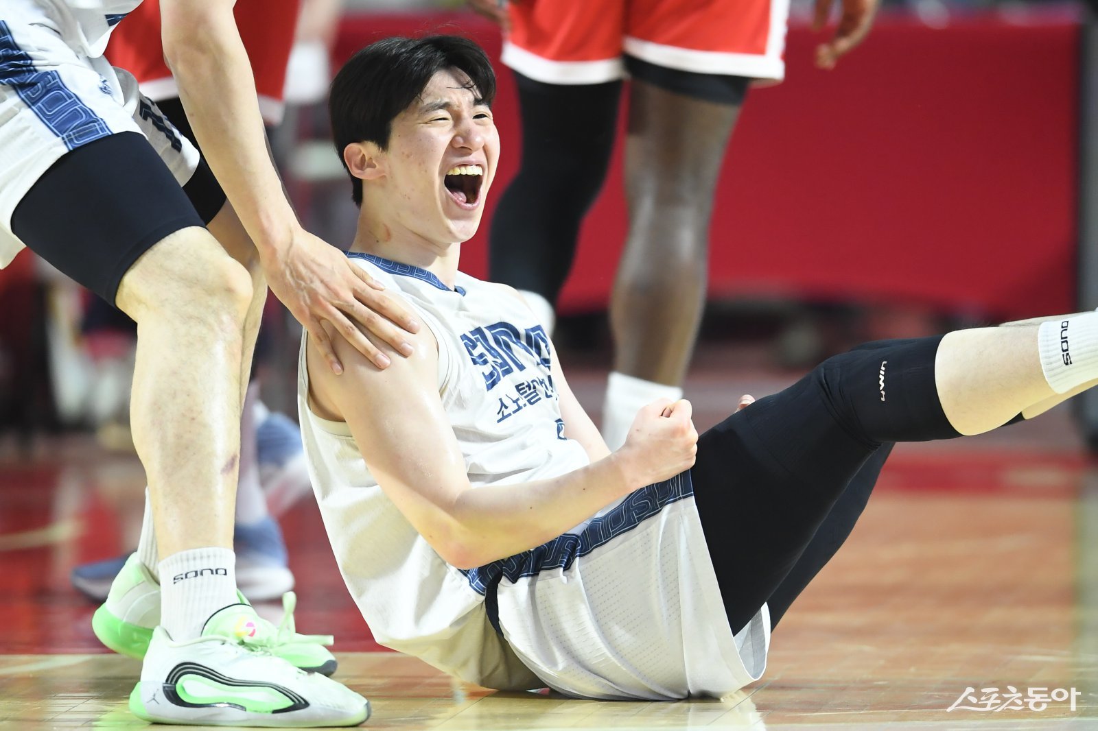 3Q 신인 강지훈이 깨운 3점포 이정현과 켐바오가 이어받은 고양 소노, SK 상대 6강 PO 적지서만 2연승…창단 첫 4강 PO행 -1승