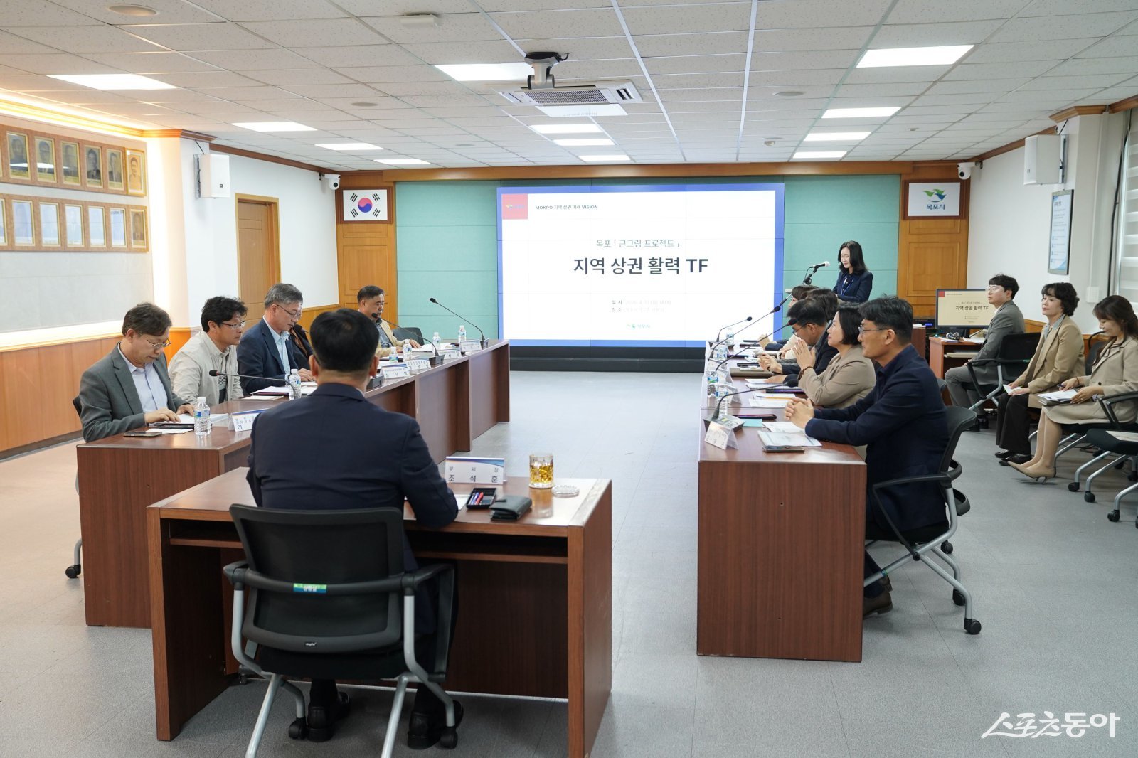 목포시는 지난 13일 ‘목포 큰그림 프로젝트’의 핵심 과제 중 하나인 ‘지역 상권 활력 TF’ 회의를 개최하고, 위축된 소비 심리 회복과 지역 상권의 중장기 경쟁력 강화를 위한 종합 대책 마련에 본격 착수했다고 밝혔다. 사진제공 I 목포시