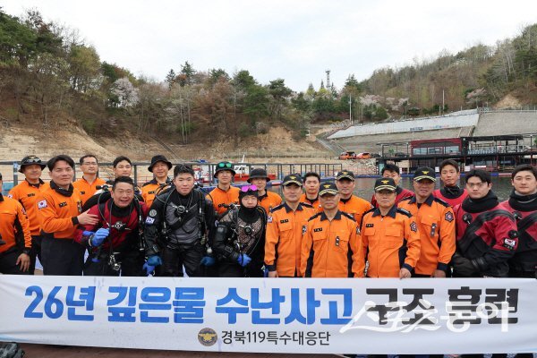 경북소방본부 119특수대응단이 안동댐 일원에서 ‘깊은물 특수재난 대비 수난구조훈련’을 실시했다. 사진제공 ㅣ 경북도
