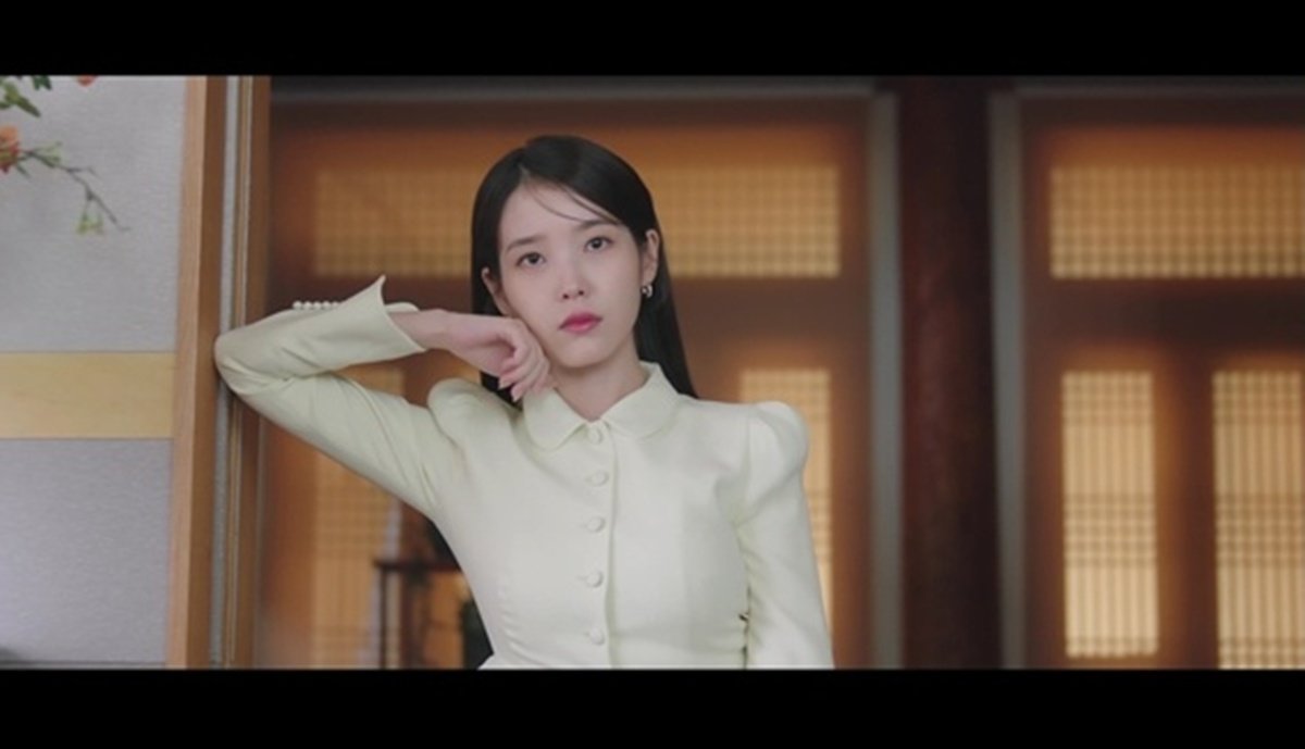 아이유, 캐릭터 이입 완료…화제를 부르는 파격 행보 예고 (21세기 대군부인)