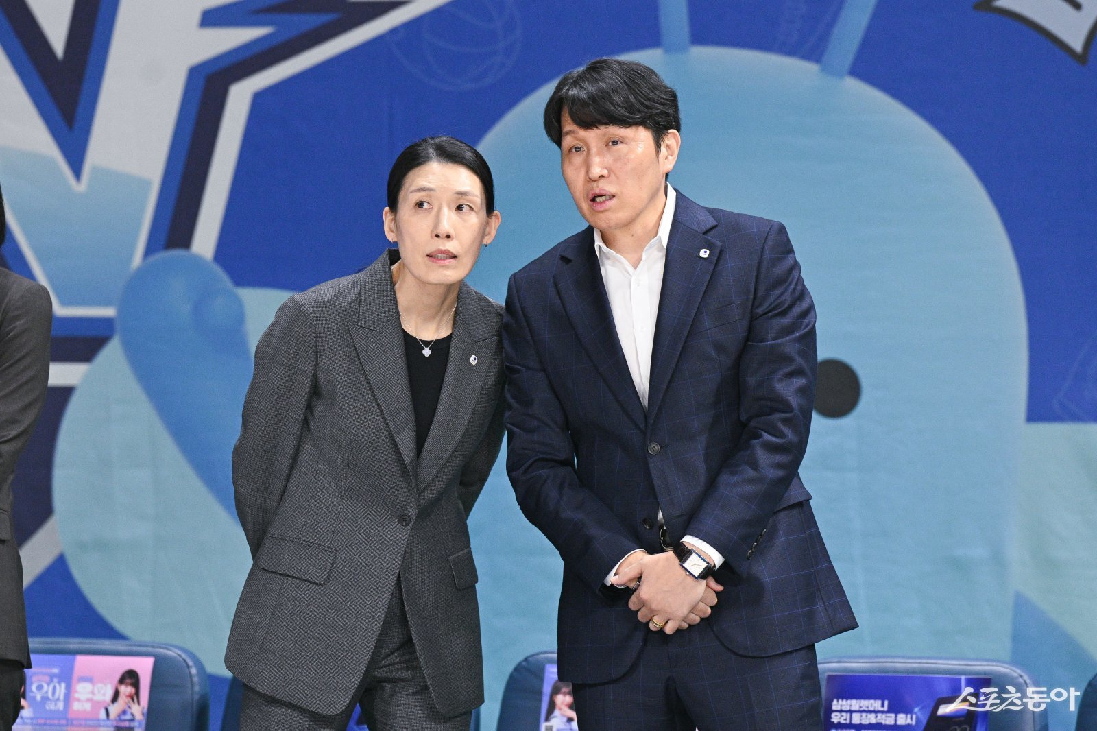 2025~2026시즌 경기 도중 상황을 살피는 전주원 코치(왼쪽)와 위성우 감독. 사진제공｜WKBL