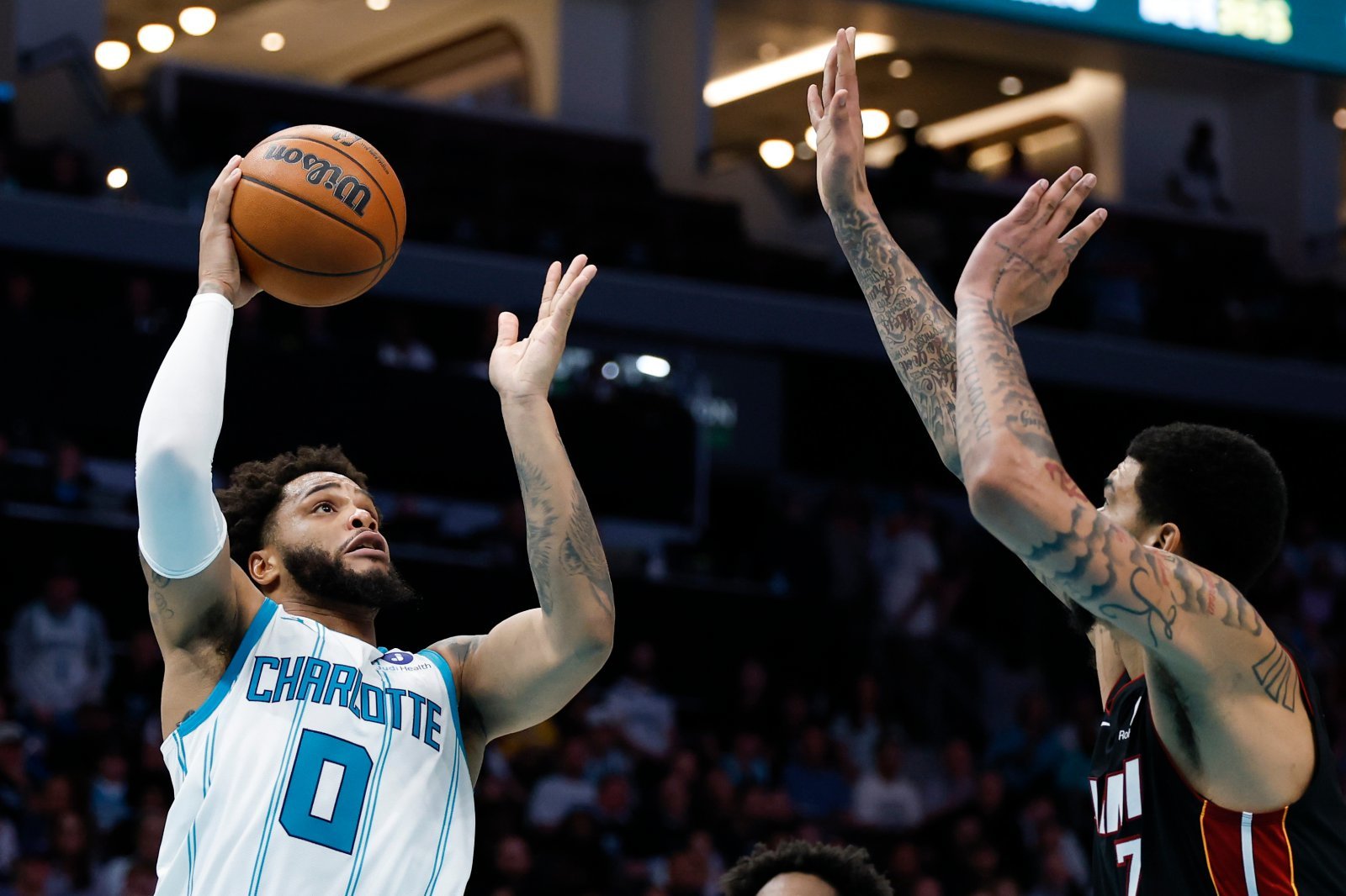 라멜로 볼의 결승 득점에 이은 브릿지스의 결정적 블로킹 샬럿 호네츠, 마이애미와 NBA PIT서 극적으로 생존