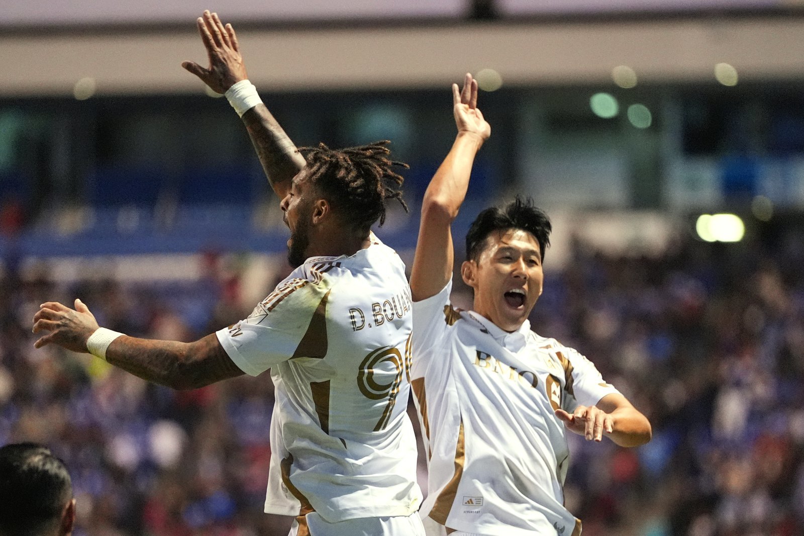 LAFC 드니 부앙가(왼쪽)가 15일(한국시간) 멕시코 푸에블라에서 열린 크루스 아술과 북중미 챔피언스컵 8강 2차전 원정경기에서 후반전 막판 PK 동점골을 터트린 뒤 손흥민과 하이파이브를 하며 기쁨을 나누고 있다. 푸에블라｜AP뉴시스