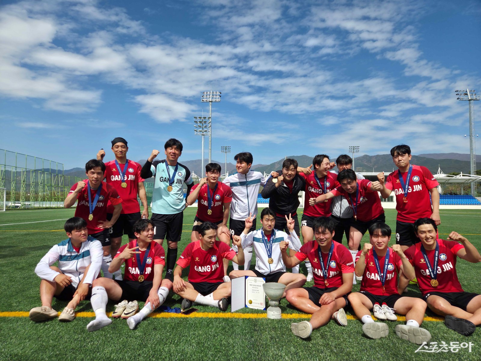 축구 종목 종합 우승을 거둔 강진군 선수들. 사진제공=강진군