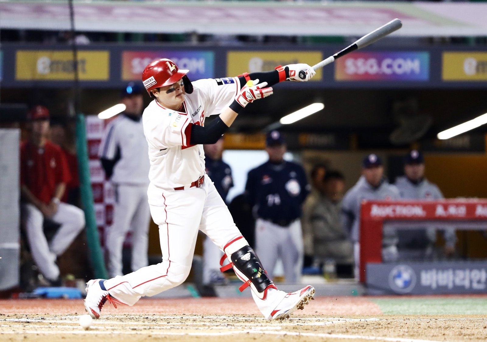 SSG 고명준이 15일  인천SSG랜더스필드서 열린 ‘2026 신한 SOL KBO리그’ 두산과 홈경기서 1회말 결승 3점포를 치고 있다. 사진제공｜SSG 랜더스
