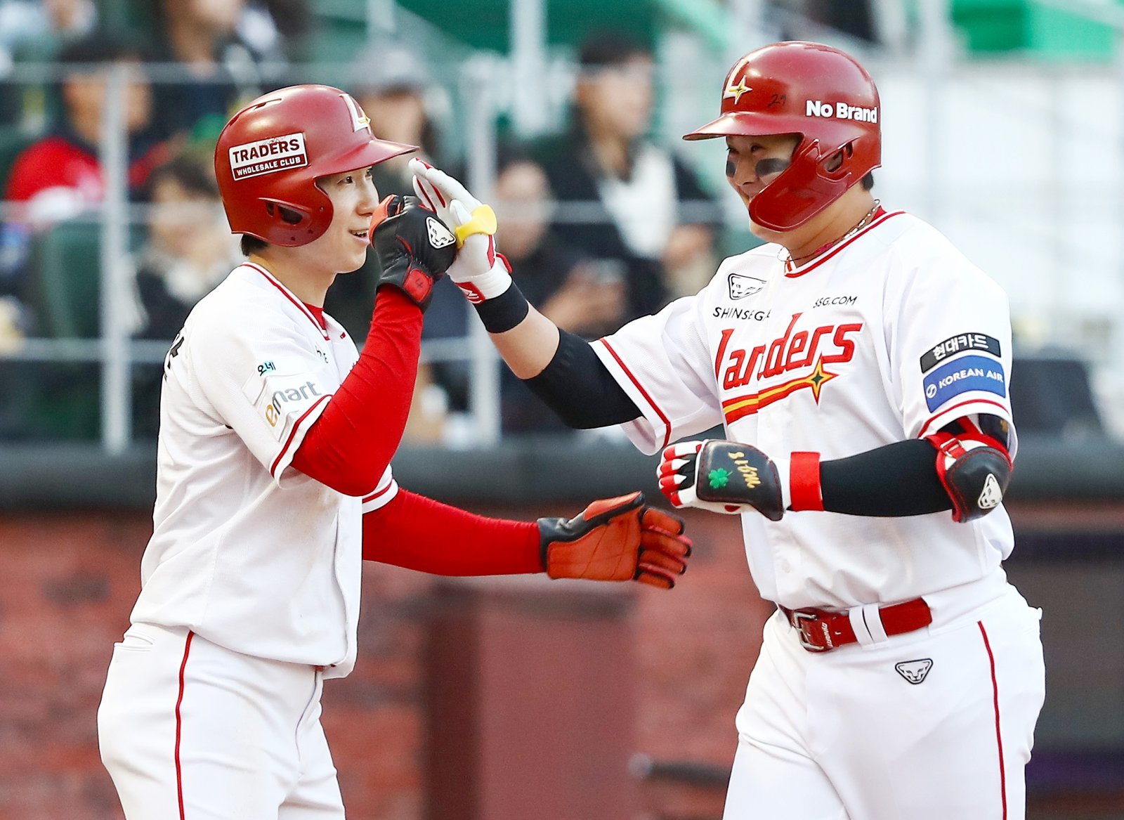 SSG 고명준(오른쪽)이 15일  인천SSG랜더스필드서 열린 ‘2026 신한 SOL KBO리그’ 두산과 홈경기서 1회말 결승 3점포를 친 뒤 박성한과 하이파이브를 하고 있다. 사진제공｜SSG 랜더스