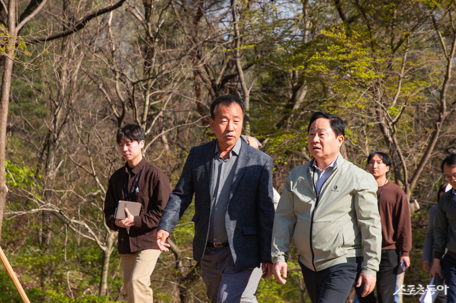 주광덕 시장(오른쪽)이 15일 천마산 시립공원을 도보로 이동하며 점검하고 있다. 사진제공ㅣ남양주시 