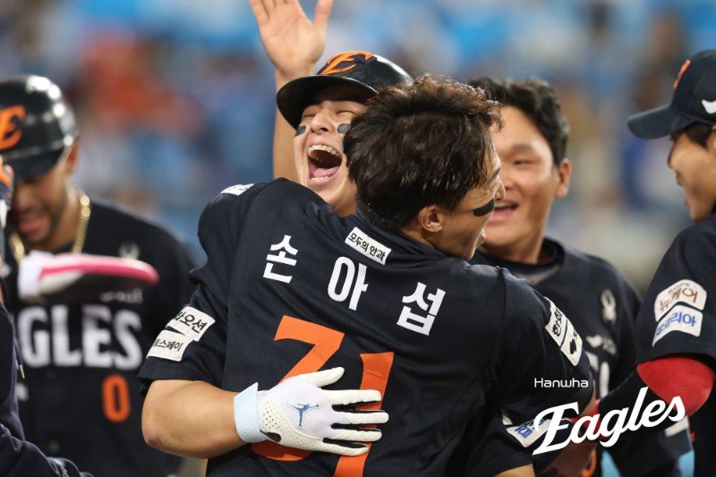 두산 손아섭(31번)은 트레이드 이적한 뒤 등번호 8을 선택하며 한화 노시환과 함께 반등을 약속했다. 사진은 둘의 한화 시절. 사진제공｜한화 이글스