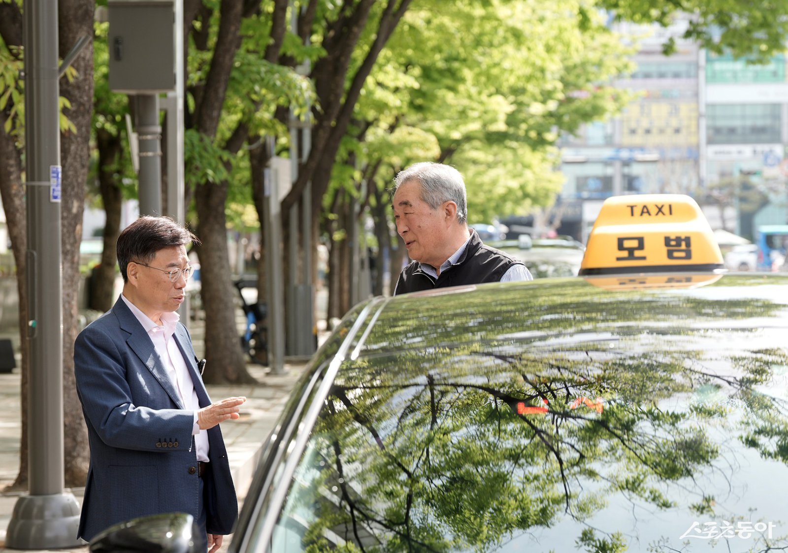 신상진 성남시장(윈쪽)이 지난 6일 시내에서  최근 중동 국제유가 상승으로 어려움에 처한 모 운수사업자의 애로사항을 청취하고 있다.  사진제공ㅣ성남시 