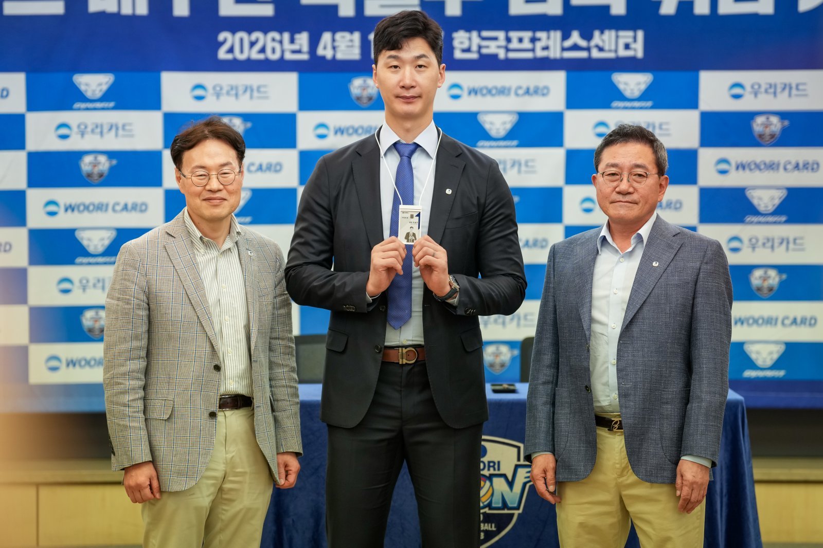 박철우 우리카드 감독(가운데)이 16일 서울 중구 프레스센터에서 열린 취임 기자회견을 앞두고 진성원 구단주(오른쪽 끝)와 이인복 단장으로부터 사원증을 받은 뒤 환하게 웃고 있다. 사진제공│우리카드 배구단