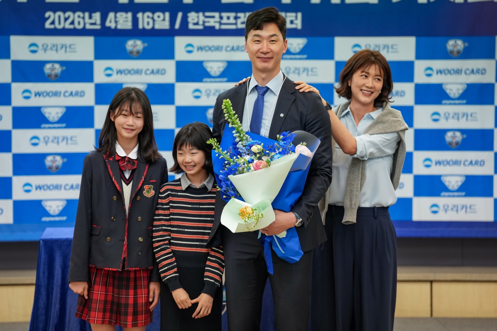 박철우 우리카드 감독(오른쪽 2번째)이 16일 서울 중구 프레스센터에서 열린 취임 기자회견을 마친 뒤 아내 신혜인 씨(오른쪽 끝), 딸 소율 양, 시하 양(왼쪽부터)과 함께 기념촬영을 하고 있다. 사진제공│우리카드 배구단