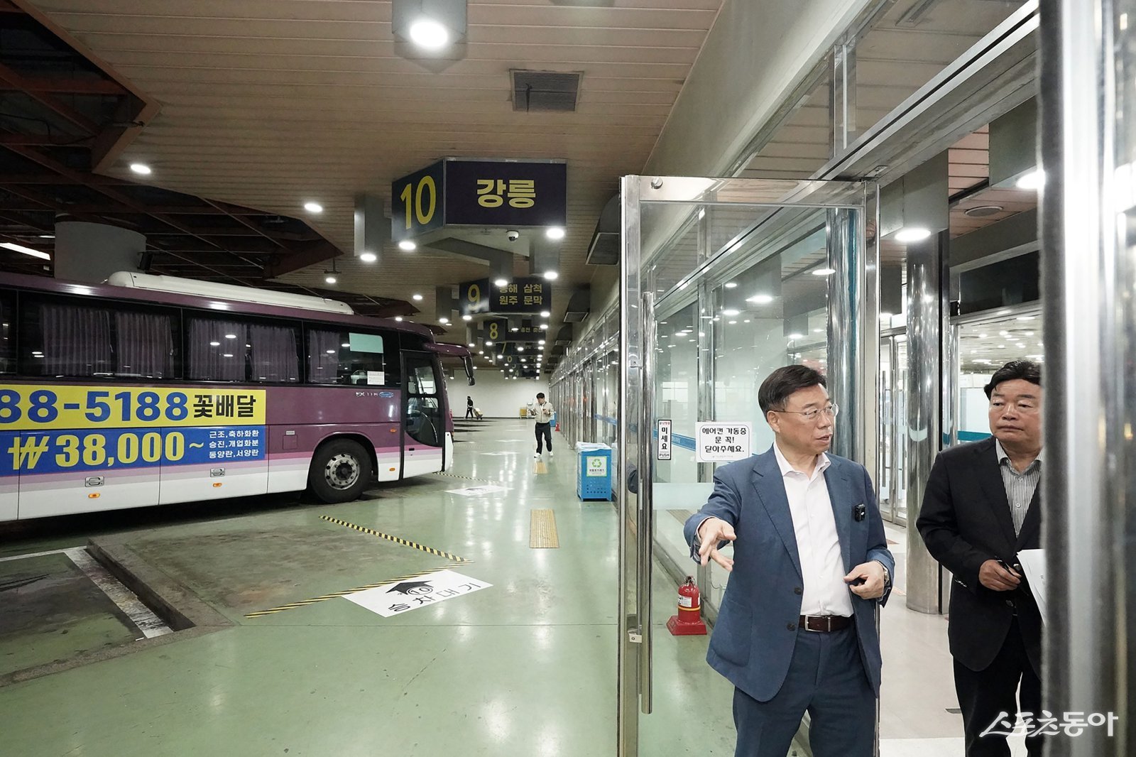 신상진 시장(윈쪽)은 최근 국제분쟁 장기화로 인한 에너지 수급 불안 상황을 점검하기 위해 16일 성남종합버스터미널(야탑버스터미널)을 방문했다. 사진제공ㅣ성남시