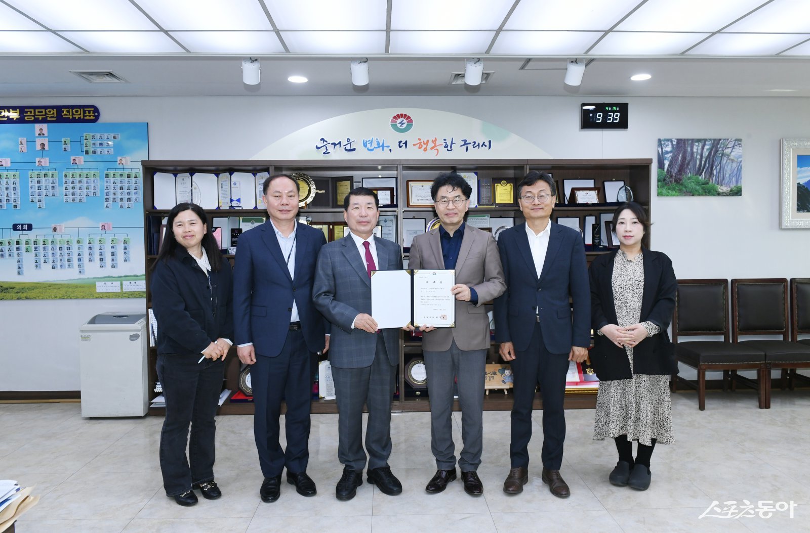 백경현 시장(윈쪽 세번째)이 15일 시장실에서 구리시립합창단 신임 지휘자로 박지운씨를 위촉하고 기념 촬영을 하고 있다. 사진제공ㅣ구리시
