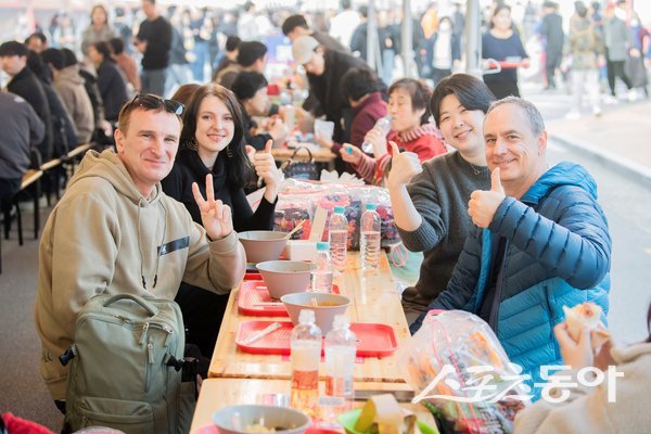 지난해 열린 구미라면축제장을 찾은 외국인 관광객들이 라면과 축제를 즐기고 있는 모습. 사진제공ㅣ구미시