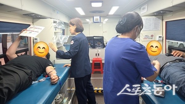 신안군은 17일 신안군보건소 정문 앞에서 대한적십자사 광주·전남혈액원과 함께 ‘생명 나눔 단체헌혈 행사’를 실시했다. 사진제공 I 신안군