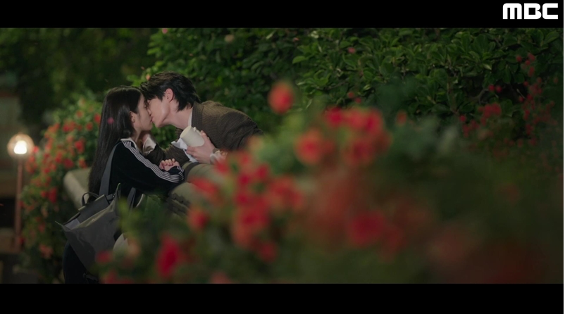 아이유♥변우석, 꽃비 속 입맞춤…시청률 12.7% ‘폭발’