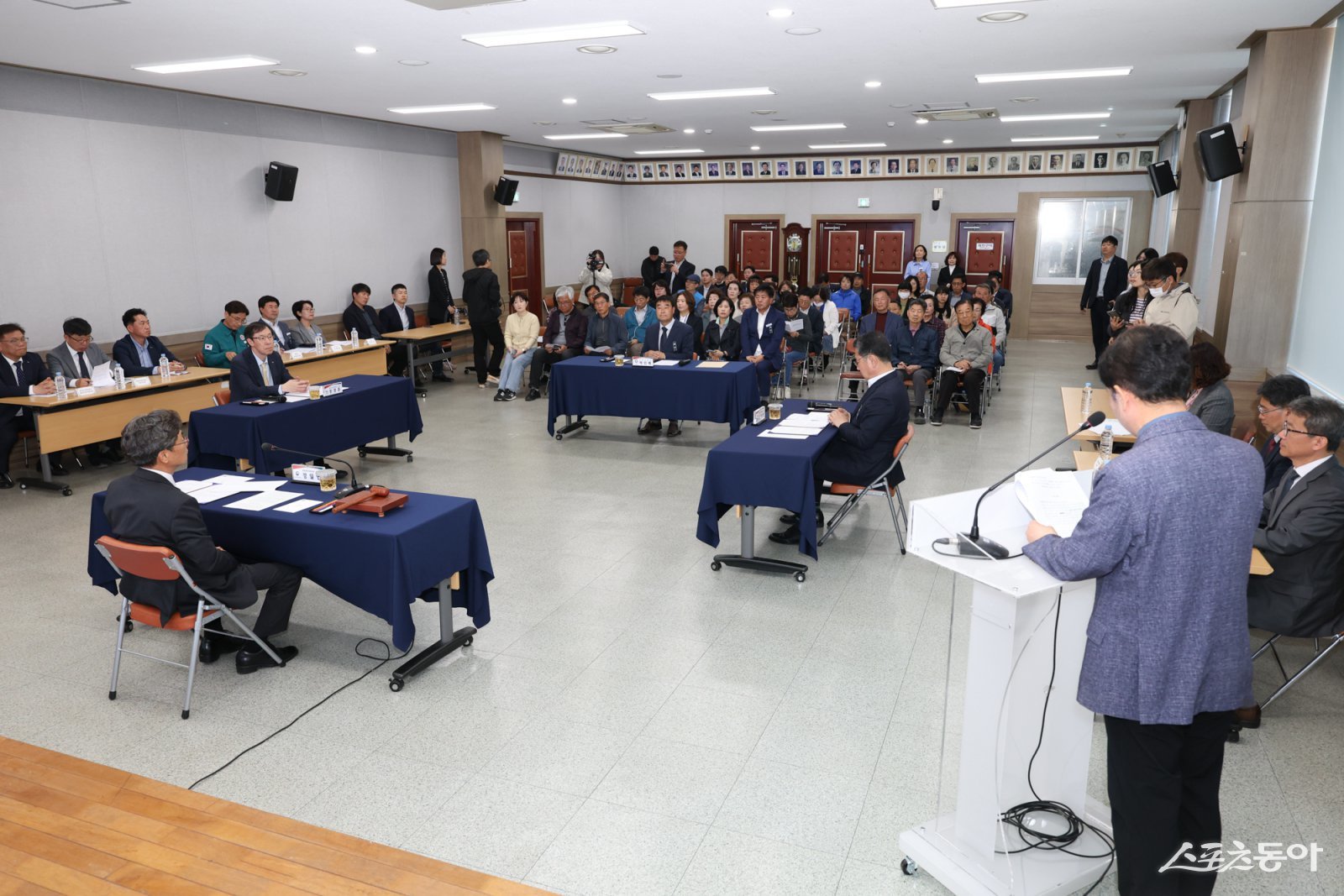광양읍은 지난 15일 대회의실에서 국민권익위원회 위원장 주재로 「옛 전매청 건물 철거 및 부지 활용 대책 집단민원 현장 조정 회의」를 열고 건물 철거와 부지 활용 방안에 합의했다. 사진제공=광양시