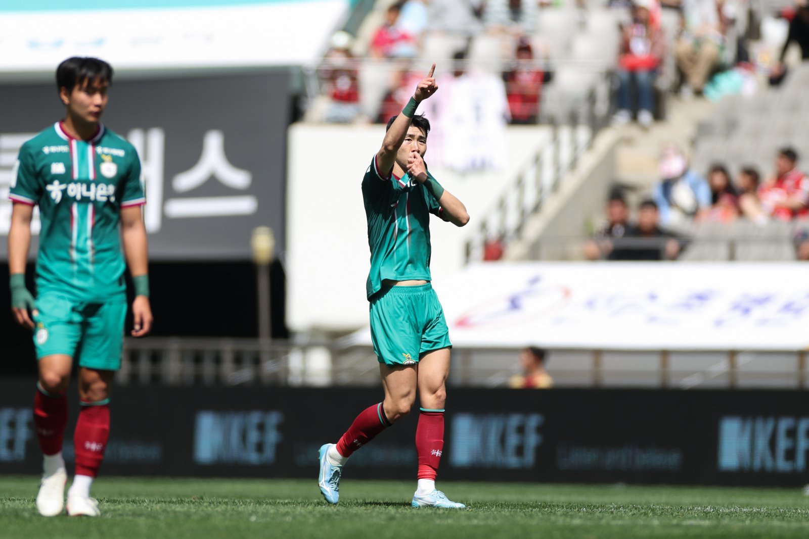 대전하나 유강현(오른쪽)이 18일 서울월드컵경기장에서 열린 서울과 K리그1 원정경기서 전반 15분 결승골을 터트린 뒤 기뻐하고 있다. 사진제공｜한국프로축구연맹
