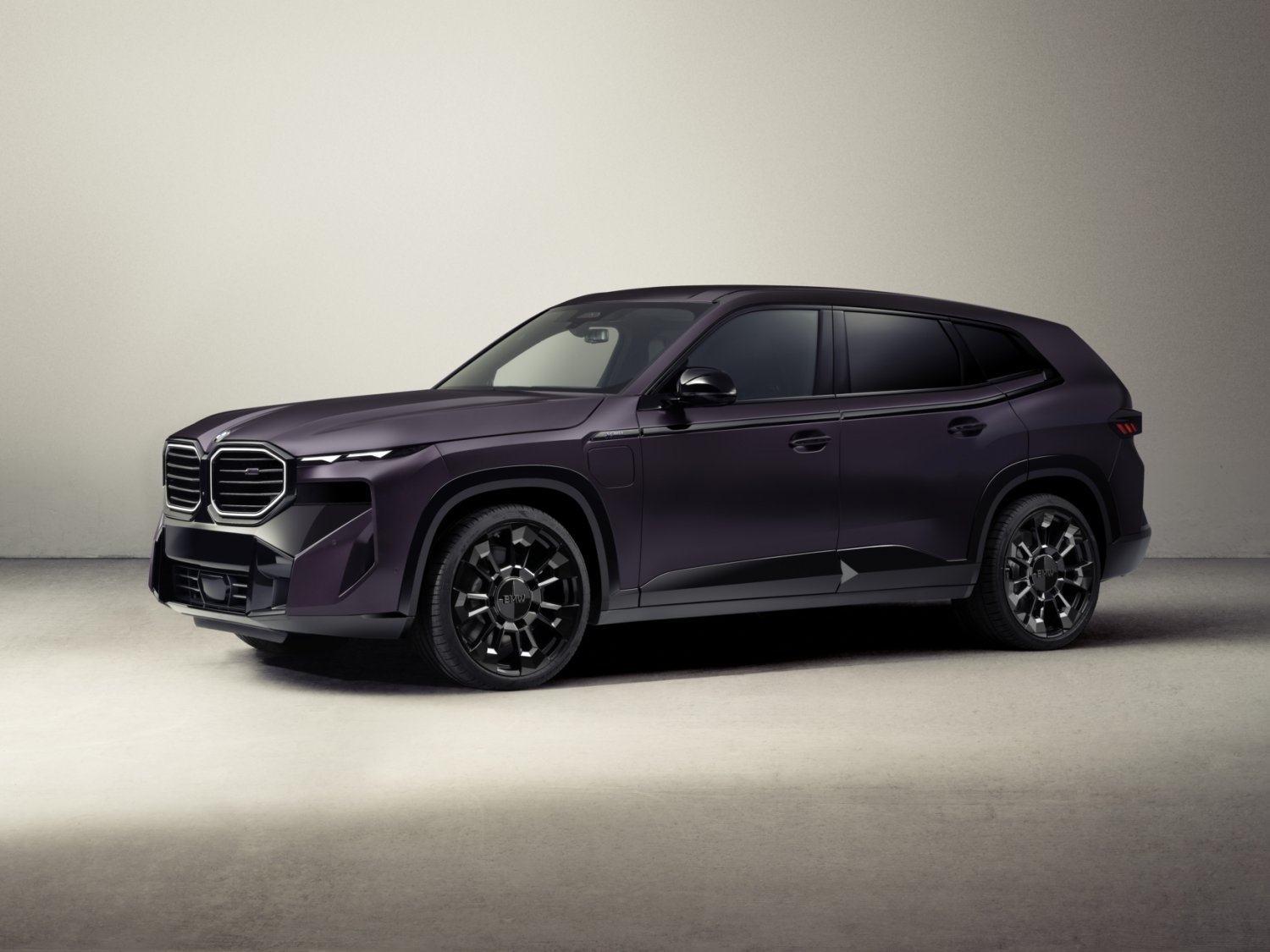 BMW 코리아, M1 47주년 기념 ‘BMW XM 레이블 KITH 에디션’. 국내 시장에는 4대가 배정됐다. 사진제공｜ BMW 코리아