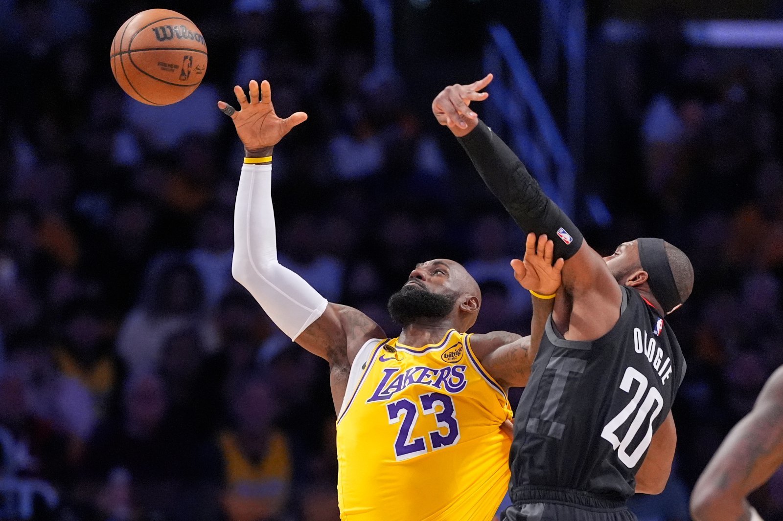 LA 레이커스 르브론 제임스(왼쪽)가 19일(한국시간) 크리토닷컴 아레나에서 열린 휴스턴과 NBA PO 1라운드 1차전서 조시 오코기와 리바운드를 다투고 있다. LA｜AP뉴시스
