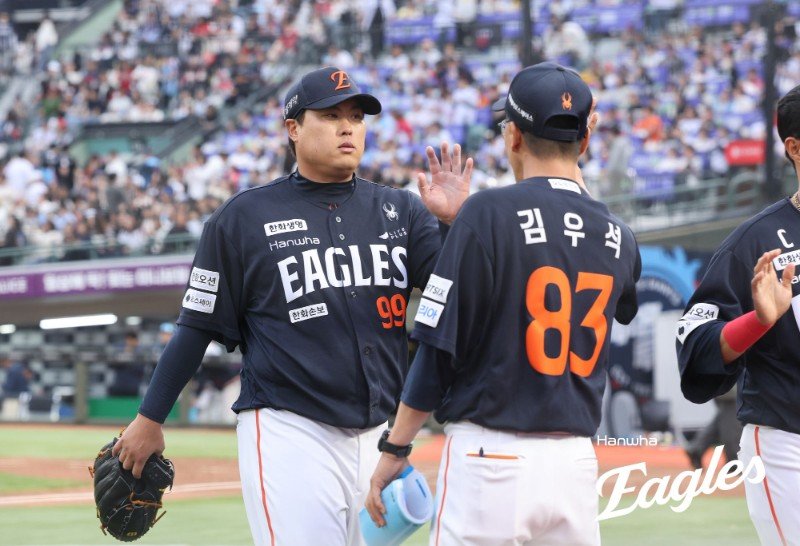 한화 류현진(왼쪽)은 1군에 복귀하자마자 팀의 6연패를 끊어내며 에이스로서 존재감을 증명했다. 사진제공｜한화 이글스