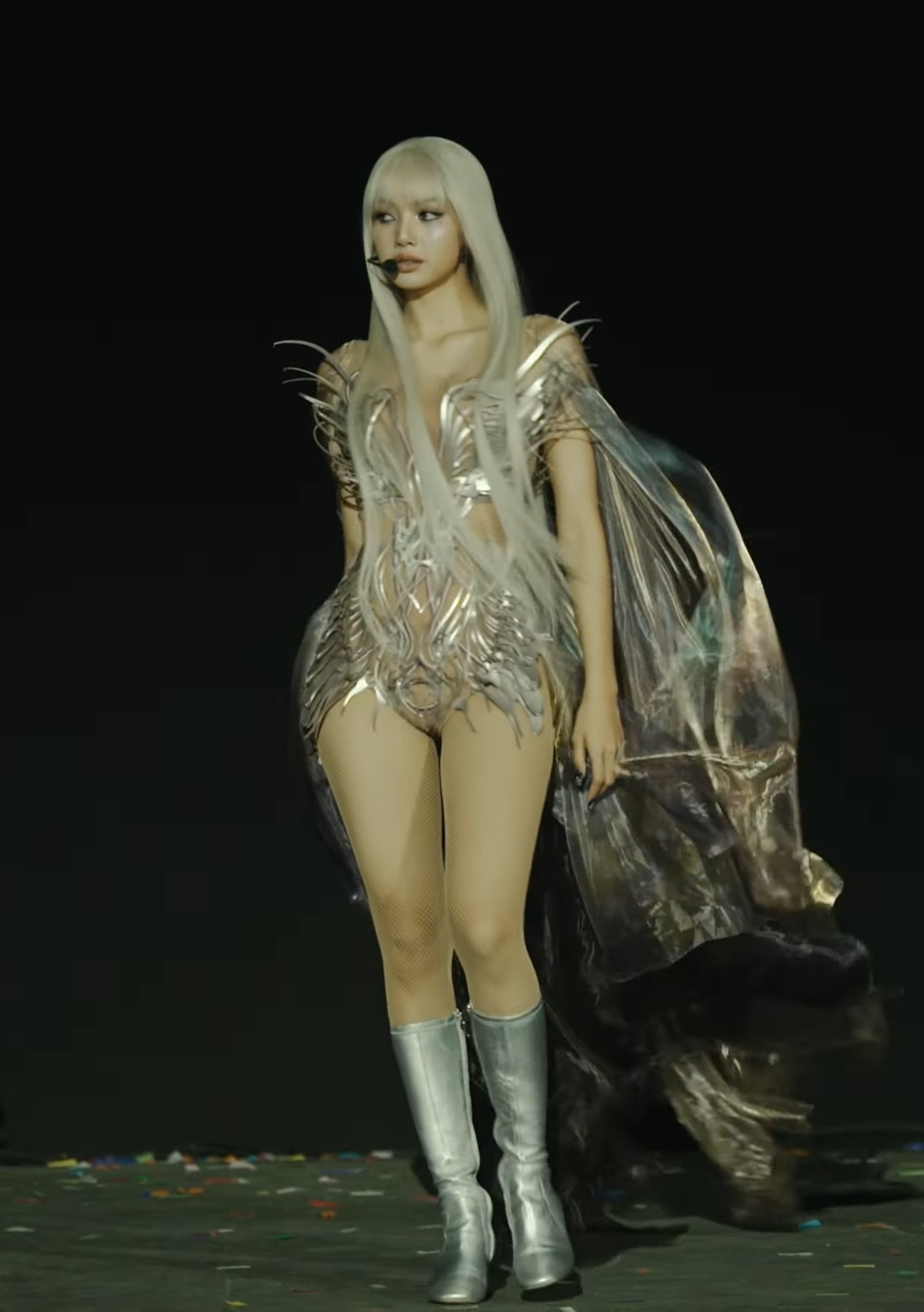 ‘코첼라’ 리사 ‘백발의 타락천사’로 탈현실적 비주얼