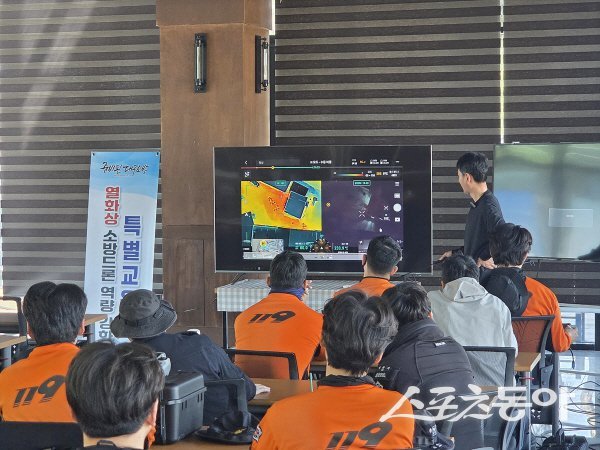 대구소방안전본부가 최신 드론 기종 ‘매트릭스 4T’를 활용한 특별구조훈련을 실시하고 있다.  사진제공 ㅣ 대구시