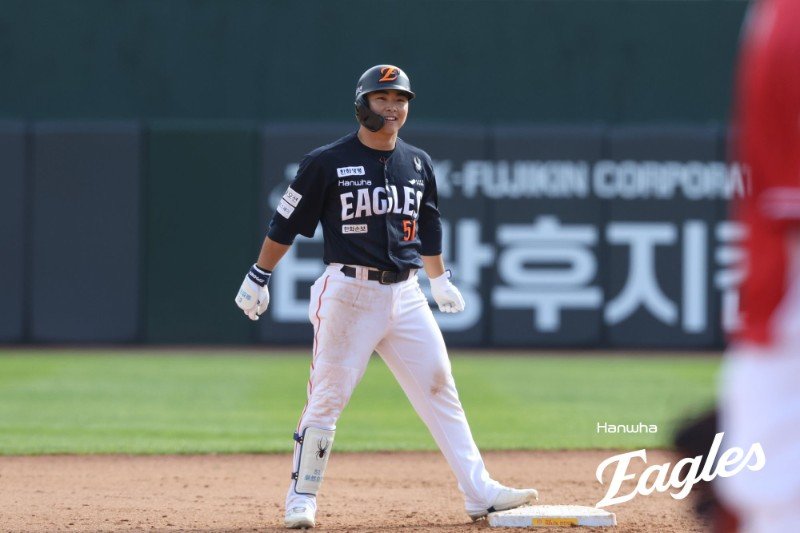 한화 문현빈이 19일 사직 롯데전서 7회초 2타점 적시타를 친 뒤 세리머니를 하고 있다. 사진제공｜한화 이글스