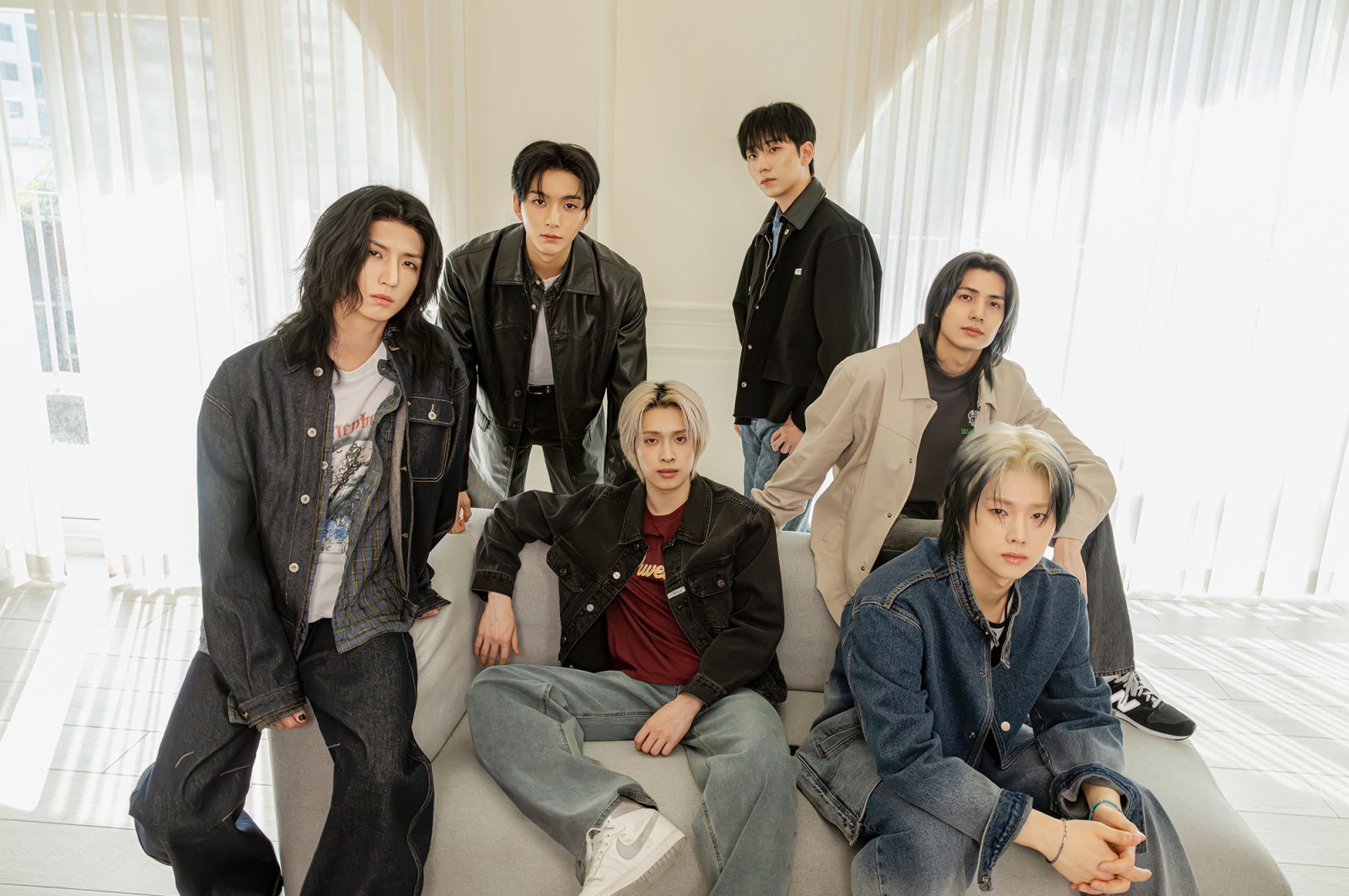 엑스디너리 히어로즈는 8번째 미니앨범 ‘데드 앤드’를 통해 록 발라드부터 메탈까지 아우르는 실험적 사운드로 ‘장르의 용광로’다운 정체성을 다시 한번 입증했다. 또한 멤버 전원이 참여한 자체 프로듀싱으로 음악적 세계를 더욱 확장했다. 사진제공｜JYP엔터테인먼트