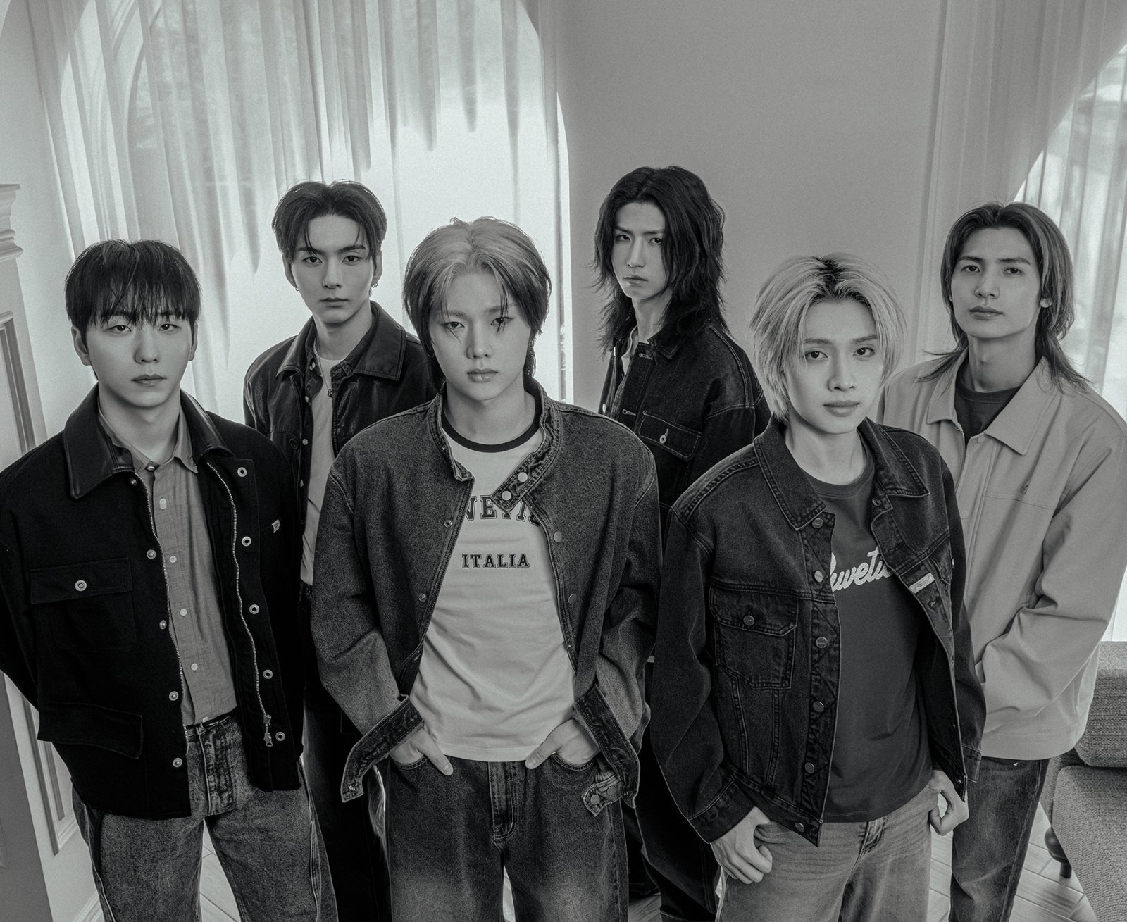 엑스디너리 히어로즈는 8번째 미니앨범 ‘데드 앤드’를 통해 록 발라드부터 메탈까지 아우르는 실험적 사운드로 ‘장르의 용광로’다운 정체성을 다시 한번 입증했다. 또한 멤버 전원이 참여한 자체 프로듀싱으로 음악적 세계를 더욱 확장했다. 사진제공｜JYP엔터테인먼트