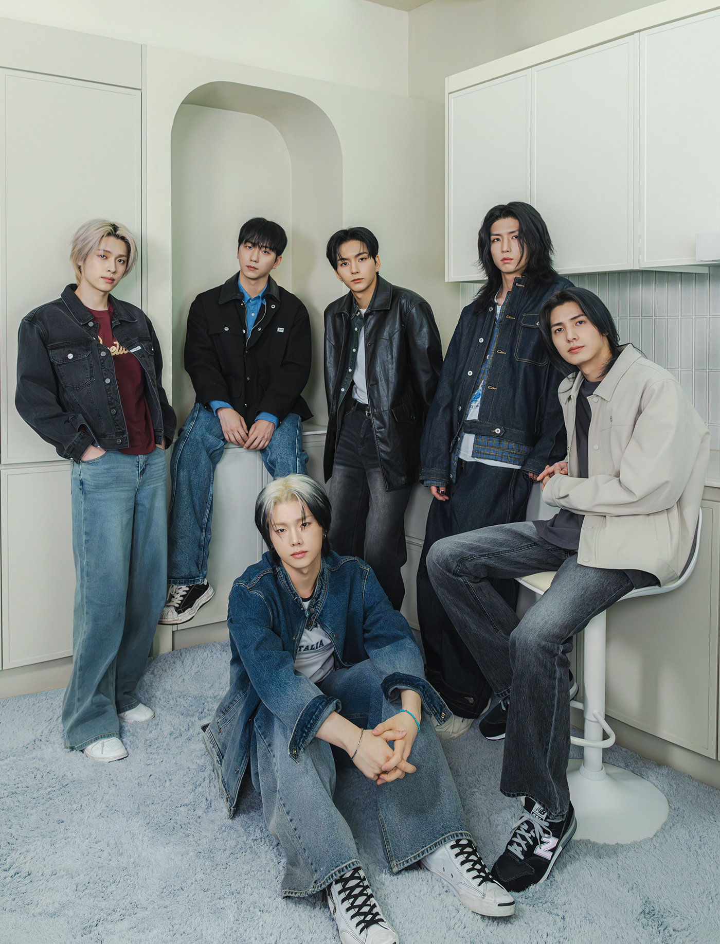 엑스디너리 히어로즈는 8번째 미니앨범 ‘데드 앤드’를 통해 록 발라드부터 메탈까지 아우르는 실험적 사운드로 ‘장르의 용광로’다운 정체성을 다시 한번 입증했다. 또한 멤버 전원이 참여한 자체 프로듀싱으로 음악적 세계를 더욱 확장했다. 사진제공｜JYP엔터테인먼트