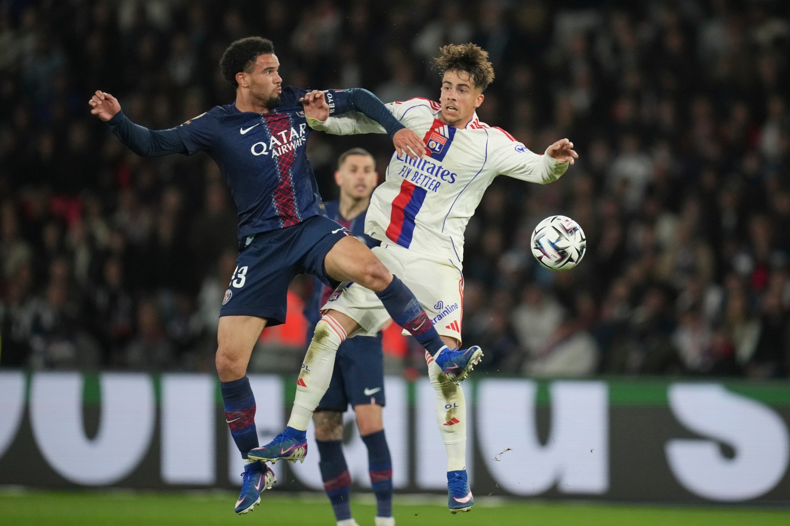PSG 워렌 자이르에메리(왼쪽)와 리옹 아폰소 모레이라가 20일(한국시간) 파르크 데 프랭스서 열린 리그앙 25라운드 도중 공중볼을 다투고 있다. 파리｜AP뉴시스