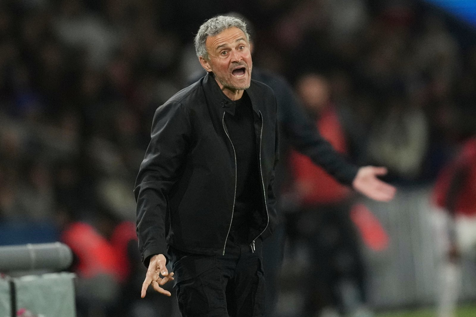 PSG 루이스 엔리케 감독이 20일(한국시간) 파르크 데 프랭스서 열린 리옹과 리그앙 25라운드 홈경기 도중 심판 판정에 불만을 드러내고 있다. 파리｜AP뉴시스